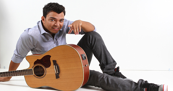 Cantor Thiago Brava se apresenta no Villa Mix nesta quarta-feira