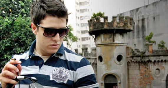 Blue Space tem noite agitada com o DJ Tommy Love ao som de house