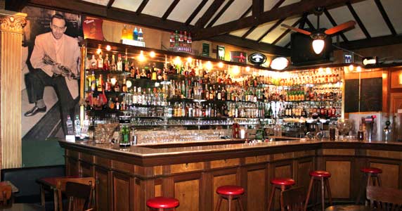 Apresentação de Thiago Filippe e Banda VMB no palco do Ton Ton