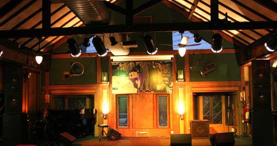 Bandas Surdo aos 40 e Changes se apresentam no palco do Ton Ton em Moema