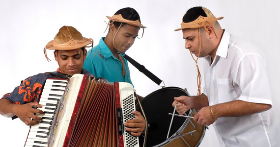 Trio Serelepe se apresenta no palco do Villa Pizza Bar no domingo