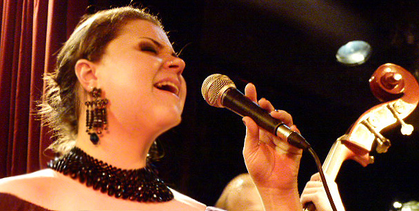 Cantora Renata Versolato se apresenta no Umbabarauma com muito samba Cantora Renata Versolato se apresenta no Umbabarauma com muito samba