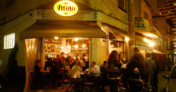 Todas as Quartas têm Happy Hour na Vila Mariana, no Veloso Bar, com muitas opções em Caipirinhas
