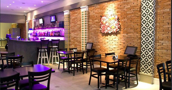 Ambiente descolado com cerveja e drinks no happy hour do Wall Street Bar