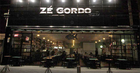 Bar do Zé Gordo tem happy hour animado com cervejas e petiscos