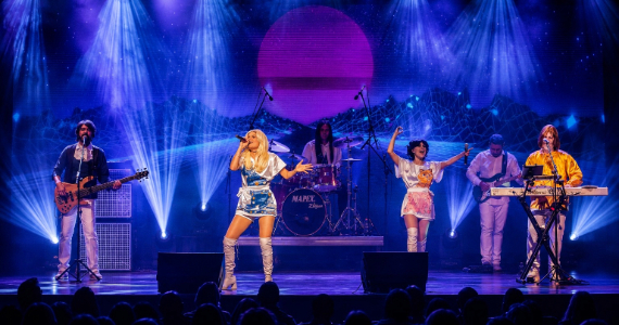 Espetáculo ABBA Essence leva clássicos do grupo sueco ao Teatro J. Safra