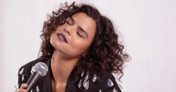 Amanda Magalhães leva show vibrante à Casa de Francisca