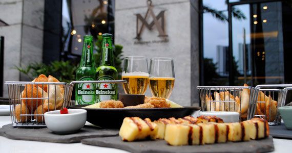 Happy hour com petiscos e promoção de cerveja na área externa no Armazem Morumbi Happy hour com petiscos e promoção de cerveja na área externa no Armazem Morumbi