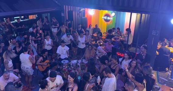 AYÊ Bar prolonga a folia em Pinheiros com entrada gratuita e tributos a Gal e Bahia