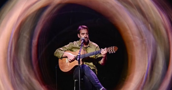 Bernardo Lobo faz show intimista na Sweet Pimenta Bernardo Lobo faz show intimista na Sweet Pimenta