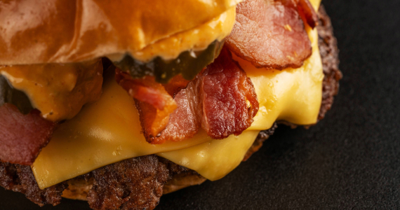 Bullguer - Shopping Eldorado celebra o Dia Mundial do Hambúrguer com smash burgers icônicos