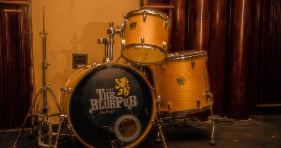 The Blue Pub inaugura dois ambientes e comemora com shows de FEELS e Almanak