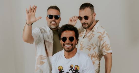 Bloco Eduardo & Mônica transforma Legião e Paralamas em baile de carnaval