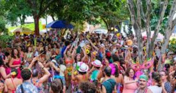 Saia de Chita no FERVO fazem a festa no bloco pré-carnaval em SP