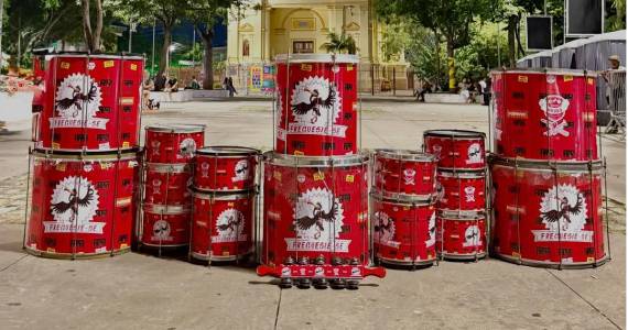 BaresSP Bloco Urubó levanta voo: Tradição e bateria quente no Largo da Matriz