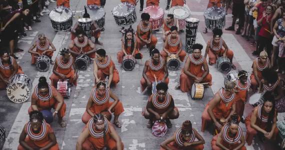 Bloco Zumbiido leva a força da percussão afro para o Centro Cultural Olido