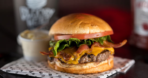 Amstel grátis para os 200 primeiros que comprarem burger na Bloody Hell Eventos BaresSP 570x300 imagem