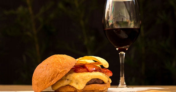 Box St. Burger & Bar harmonizou hambúrguer, vinhos e disponibilizou mantas para o frio de SP