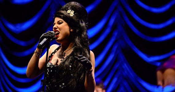 Bruna Góes faz homenagem à cantora Amy Winehouse no Burlesque