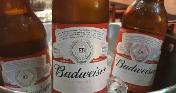 Elidio Bar oferece Promoção de Budweiser durante o happy hour