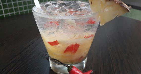 Elidio Bar apresenta caipirinha de Abacaxi com Pimenta em concurso da Vodka Smirnoff Eventos BaresSP 570x300 imagem