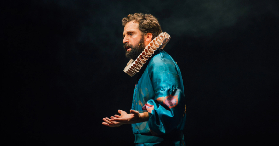 Gregorio Duvivier celebra a língua no palco do Municipal