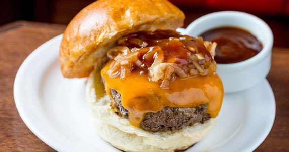 A hamburgueria Chip s Burger celebra o Dia dos Pais com duas sugestões e cortesia de Red Stripe Eventos BaresSP 570x300 imagem