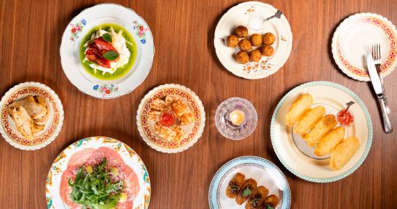 Condessa Bar Celebra 1 Ano em Pinheiros com Festa Flashback