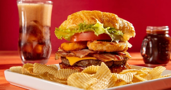 Croasonho - Pompéia celebra Dia do Hambúrguer com energético grátis