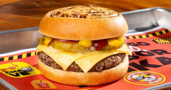 Rango Brabo Burger e McCain celebram Dia do Hambúrguer com ação especial em SP