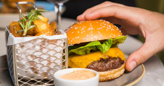 Seen São Paulo celebra o Dia do Hambúrguer com versão de wagyu e drink exclusivo