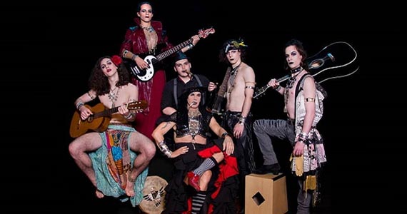 Dzi Bando se apresenta o universo do Dzi Croquettes Dzi Bando se apresenta o universo do Dzi Croquettes