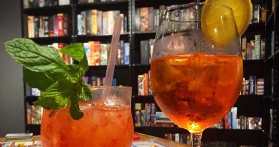 Happy Hour com boa gastronomia e jogos de tabuleiro no Encounter Board Game Café