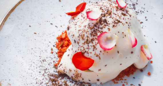 Esther Rooftop celebra mães com espumante e sobremesa exclusiva