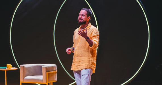 Murilo Gun retorna a SP com espetáculo que une humor e autoconhecimento