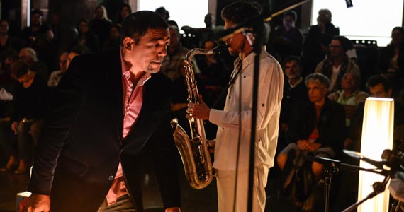 O cantor cubano Fernando Ferrer apresenta os clássicos do Latin Jazz no palco do Jazz nos Fundos Eventos BaresSP 570x300 imagem