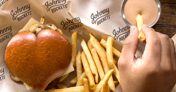 Johnny Rockets celebra Dia dos Namorados com hambúrguer em formato de coração Eventos BaresSP 570x300 imagem