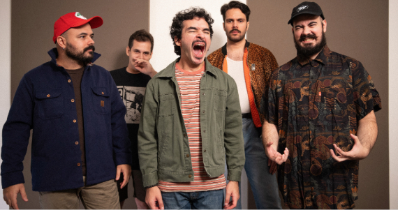 Papangu faz show no Sesc 14 Bis antes de embarcar para turnê europeia