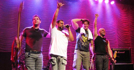 Banda Sherlock Rock comanda a noite com pop rock no Bar Charles Edward