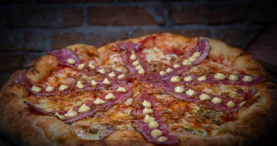 Primo Basílico e Les Charcutiers lançam pizza de pastrami em SP