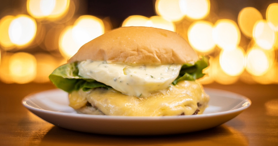 Milk & Mellow - JK celebra Dia do Hambúrguer com combo exclusivo