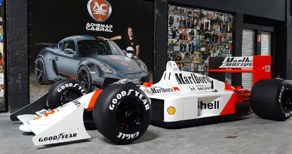 Réplica da McLaren de Senna no Wyndham Hotel e YVÁ Gastronomia