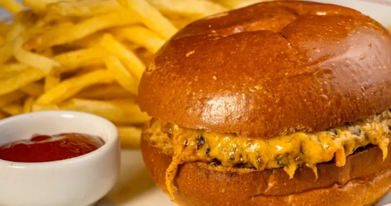 Merci Brasserie aposta no charme francês para celebrar o Dia do Hambúrguer