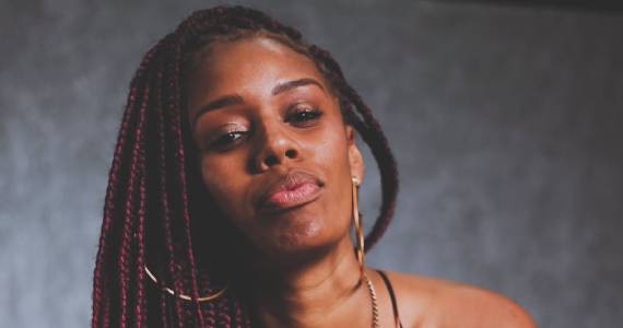 Nega Luuh encerra a temporada do Cena Brasil com samba da rua