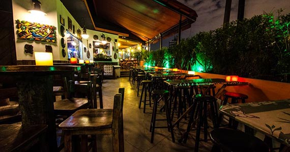 Para um sábado divertido, Boteco do Akbar faz a noite do vermelho e branco