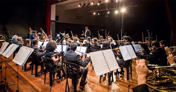 Orquestra Sinfônica Jovem de Mogi das Cruzes sob regência de Lelis Gerson na Praça Capivari