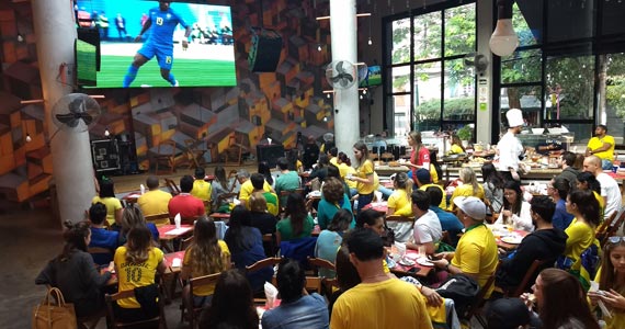 Jogo do Brasil com transmissão do futebol e música ao vivo no Pátio
