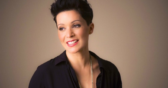 Patricia Marx faz tributo a Michael Jackson no Paris 6 Burlesque