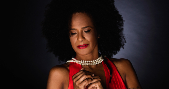 Izzy Gordon celebra as grandes vozes femininas do samba