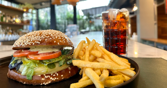 Canopy by Hilton celebra o mês do hambúrguer com combos e sobremesa grátis no dia 28